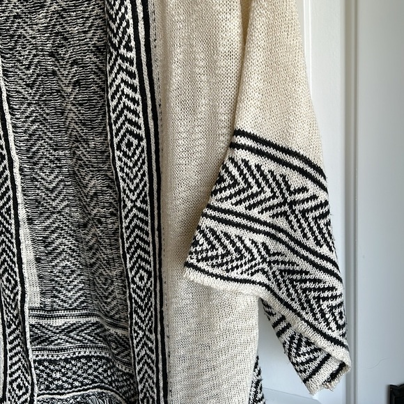 Ellison Woman’s Black Cream Fringe Knit Cardigan Geometric One Size - Picture 4 of 13